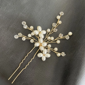 Vue détaillée de l'épingle à cheveux de mariée avec cristaux roses et perles faites main