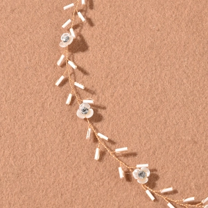 Serre-tête de mariée avec fleurs blanches, fil doré, perles et cristaux scintillants