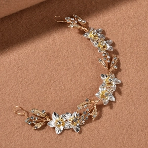 Vigne de cheveux de mariée avec fleurs argentées et strass sur un bandeau en alliage doré