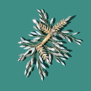 Détail d'un accessoire de coiffure de mariée doré avec strass et perles blanches