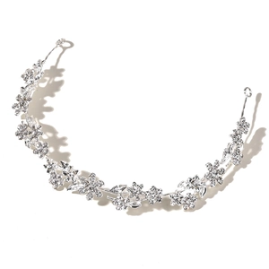Nahaufnahme von Braut-Haarreif mit silbernen Legierungsblumen und glitzernden Kristallen
