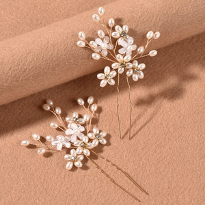 Detalle de horquillas de flores de vidrio y perlas hechas a mano para peinados de novia