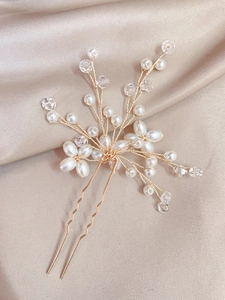 Vue détaillée de l'épingle à cheveux en perles et cristal rose sur satin champagne