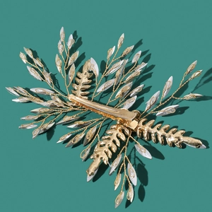 Détail de pince à cheveux mariée avec branches dorées et cristaux marquise blancs fins