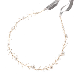 Serre-tête de mariée élégant avec fleurs blanches et détails métalliques dorés sur fond blanc
