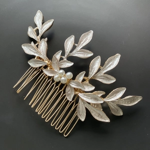 Pettine per capelli da sposa con foglie in lega dorata e perle bianche su sfondo nero
