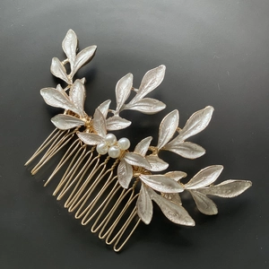 Elegante pettine per sposa con foglie dorate, smalto bianco e perle artificiali