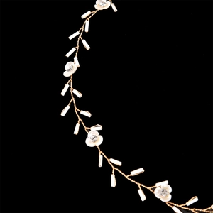 Vigne de cheveux de mariée dorée avec fleurs de prunier blanches et strass brillants