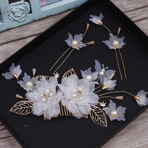 Set pettine per capelli da sposa con fiori bianchi perle e foglie dorate eleganti