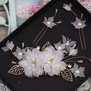 Elegante set pettine capelli sposa con fiori di seta bianca e foglie dorate