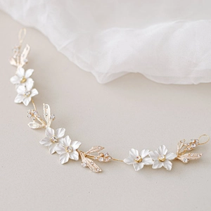 Détail de vigne à cheveux mariée faite main avec fleurs blanches et cristaux brillants