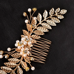 Vue macro détaillée du peigne de mariée avec feuilles dorées, perles et cristaux brillants