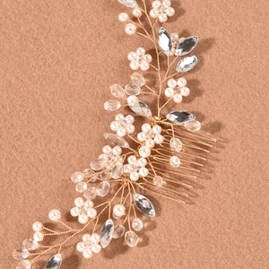 Peigne à cheveux de mariée fait main avec fil doré, perles blanches et fleurs en cristal