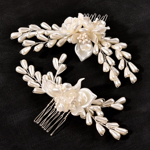 Set di due pettini per capelli da sposa con fiori in resina e perle bianche
