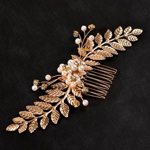 Peigne à cheveux de mariée doré avec feuilles, perles et cristaux pour mariage élégant