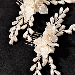 Set pettine per capelli da sposa con fiori bianchi e perle su lega d'argento