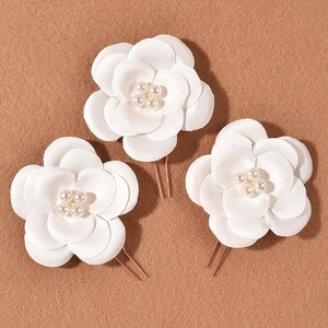 Trois épingles à cheveux camélia blanc en tissu avec perles et pinces dorées en U
