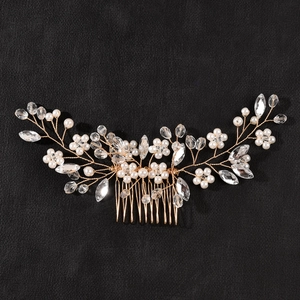 Vue détaillée d'un peigne à cheveux fleurs en cristal et perles blanches sur fil doré