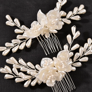 Set di due pettini per capelli da sposa con fiori di perle bianche e denti in metallo