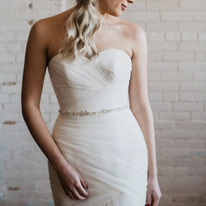 Robe de mariée ivoire avec ceinture fleurie en strass et corsage plissé élégant