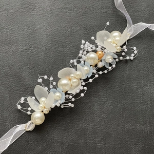 Accessorio sposa fatto a mano con perle, petali satinati e nastro in organza bianca