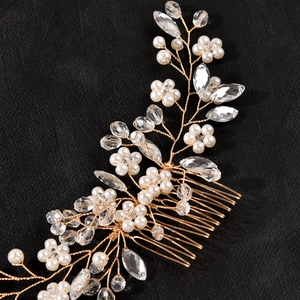 Détail du peigne à cheveux fait main avec fleurs de perles blanches et cristaux clairs