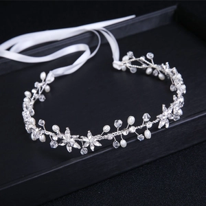 Détail d'une vigne à cheveux mariée en argent avec strass, cristaux et perles blanches
