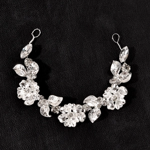 Détail du bijou de tête de mariée en argent avec cristaux scintillants sur dentelle noire