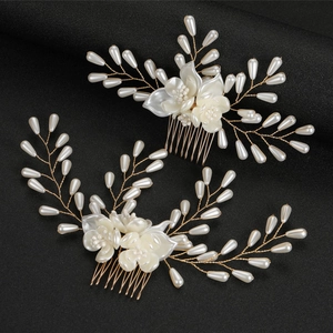 Dettaglio dei pettini per capelli da sposa con fiori di resina e perle su base oro