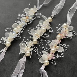 Set fatto a mano con bracciale floreale e accessorio per capelli con perle e petali in organza