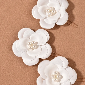 Trois épingles à cheveux fleurs blanches en tissu avec perles et clips dorés en U