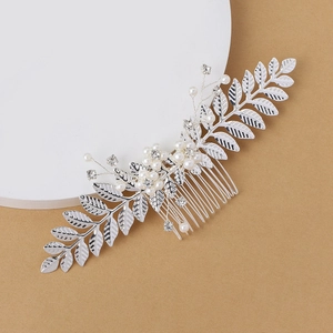 Vue macro détaillée du peigne à cheveux de mariée avec feuilles argentées et perles