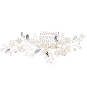 Détail du peigne à cheveux de mariée avec perles et cristaux sur fil métallique argenté