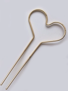 Épingle à cheveux minimaliste en métal doré avec cadre poli en forme de cœur