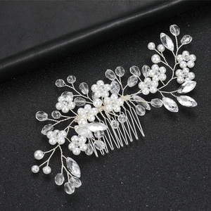 Peigne à cheveux de mariée avec perles blanches et ornements en cristal étincelant