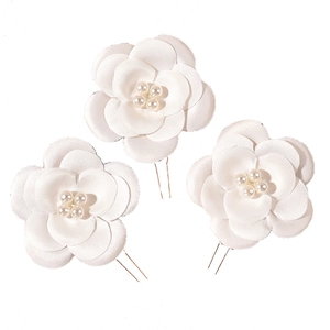 Trois épingles à cheveux de mariée avec fleurs camélia blanches et perles sur tiges dorées en U
