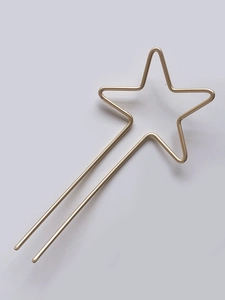 Détail d'une épingle à cheveux étoile dorée mate minimaliste pour coiffures élégantes