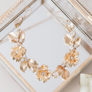 Bijou de tête de mariage doré avec fleurs en strass et feuilles pour mariée élégante