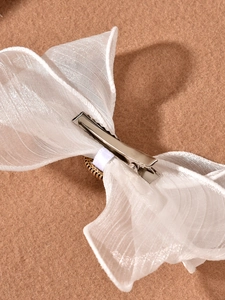 Pince à cheveux élégante en tulle blanc avec centre perlé et pince crocodile argent