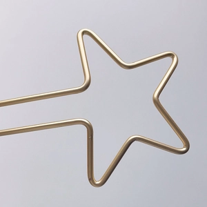 Pic à cheveux étoile dorée minimaliste pour femme avec finition métallique élégante et design chic