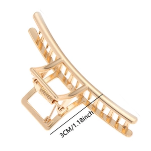 Détail d'une mini pince à cheveux dorée de 3 cm avec un design rayé et évidé