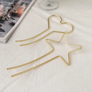 Ensemble d'épingles à cheveux minimalistes en métal doré cœur et étoile sur tissu