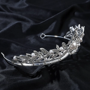 Diadème de mariée luxueux avec strass étincelants et perles blanches sur soie noire