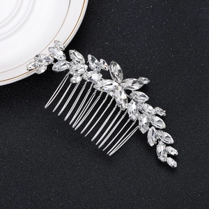 Dettaglio del pettine per capelli da sposa argento con strass marquise e design a foglia