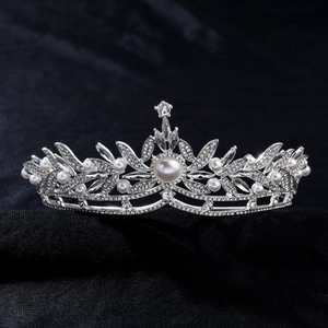 Couronne de mariée argentée luxe avec feuilles, strass et perles sur velours noir
