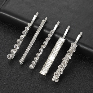 Lot de 5 barrettes à cheveux géométriques argentées avec strass sur fond en cuir noir
