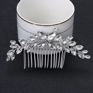 Elegante pettine per capelli da sposa con strass marquise argento e cristalli su sfondo nero