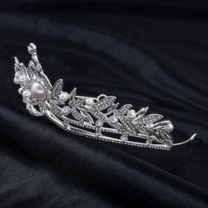 Diadème de mariée de luxe avec cristaux argentés et perles sur fond de soie noire