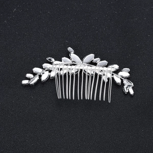 Primo piano dettagliato di un pettine per capelli in argento con strass marquise