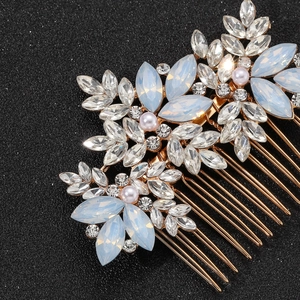 Détail du peigne de mariée avec opale bleue et strass sur fond noir scintillant